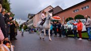 Auf einem Schimmel mit Damen-Sattel reitet Apfelkönigin Larissa Häberli zum Empfang. Einwohner und Freunde stehen Spalier. (Bild: Donato Caspari)