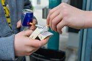 Jugendliche in Weinfelden TG, wo der Verkauf von Zigaretten heute ab 16 Jahren erlaubt ist. (Bild: Donato Caspari, 7. Februar 2018)