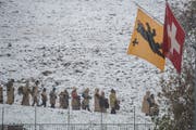 Urchige Truppe: Die Woldmanndli beim Einzug in Andermatt. (Bilder: Dominik Wunderli, Andermatt, 27. Oktober 2018)