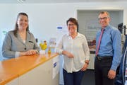Stellenleiterin Bernadette Götsch, Gemeinderätin Ursi Senn-Bieri und der Seniorennetz-Sekretär Roger Häfner. (Bild: Mario Testa)