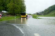 Blick auf die Kantonsstrasse zwischen Emmetten und Seelisberg.Wenn das Wasser im Dürrensee nicht mehr abfliesst und sich staut, kann die Strasse überflutet werden. (Bild: Dominik Wunderli, 1. Juni 2013)