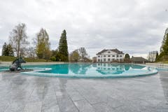 Zum Schloss Eugensberg in Salenstein gehören unter anderem ein Tennisplatz und ein Schwimmbad. (Bild: Donato Caspari)