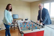 Gemeinderätin Kristy Keller und Gemeindepräsident Thomas Bitschnau im Spielzimmer des Jugendraums. (Bild: Mario Testa)