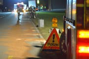 Bürgler Feuerwehrleute binden die Ölspur und reinigen die Kantonsstrasse, nachdem ein Lastwagen Öl verloren hatte. (Bild: Mario Testa