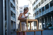 Petra Gerharz-Bezely hat in der Teiggi eine Polsterei namens Sitzwandel eröffnet. Hier polstert sie die Sitzfläche eines Hockers.