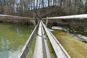 Betreten auf eigene Gefahr: So präsentiert sich der jetzige Zustand der Murgquerung beim Rehliweiher. (Bild: Donato Caspari)