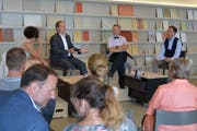 Carla Aubry und Christoph Lanter (r.) sprechen an ihrem ersten «Nachgefragt» im Forum eiszueis mit Philipp Landmark und Thomas Merz. (Bild: Mario Testa)