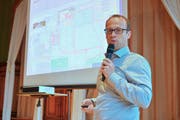 Planer Matthias Wieser erklärt das «Güttikonzept 2020» anhand der Pläne von der Sportanlage. (Bild: Mario Testa)
