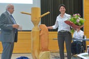 Gemeindepräsident Ruedi Zbinden überreicht Beatrix Kesselring Blumen und den geschnitzten Biber. (Bild: Mario Testa)