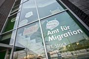 Beim Amt für Migration staut sich aufgrund krankheitsbedingter Absenzen die Arbeit. (Bild: Pius Amrein, 23. März 2015)