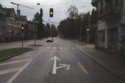 Als dieses Lichtsignal an der Kreuzung Rorschacher- und Singenbergstrasse von Grün auf Gelb schaltete, kam am Samstagmorgen beim Abbremsen eine Lernfahrerin mit ihrem Roller zu Fall. (Bild: Stadtpolizei St.Gallen - 2. November 2019)
