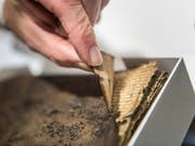 Die ältesten Bücher hatten ein Einband aus Makulator, es gab noch keinen Karton.(Bild: Andrea Stalder)
