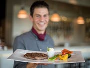 Küchenchef Claudio Renggli mit einem grillierten Steak (vom Eringer Rind) mit Limettenbutter im Restaurnat Baulüüt in Oberkirch. (Bild: Pius Amrein)