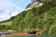 Mit einem Kran wird das Unfallfahrzeug aus dem See geborgen. (Bild: Kapo Obwalden)