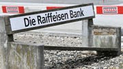 Klare Schieflage: Auch die Raiffeisenbank hatten ihren Vinzenz-Skandal. (Bild: Bruno Kissling)
