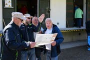 Bauleiter Robert Schneider (2.v.l.) erläutert den Besuchern die Renovation und Umgebung des Munitionsbunkers. (Bild: Werner Lenzin)