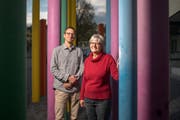David Kradolfer und Kathrin Kink vor der Schule Speicher. Sie unterrichten gemeinsam das Fach Wirtschaft, Arbeit, Haushalt. (Bild: Benjamin Manser)