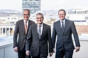 Zuger-KB-CEO Pascal Niquille, Bankratspräsident Bruno Bonati und Finanzchef Andreas Janett (v. l.). Bild: Nadia Schärli (Zug, 29. Januar 2019)