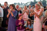 Die abtretende Bundesrätin Doris Leuthard und ihre Parteikollegin sowie mögliche Nachfolgerin, CVP-Nationalrätin Andrea Gmür-Schönenberger, applaudieren an der Bundesfeier der Stadt Luzern am 31. Juli 2017 beim Europaplatz vor dem KKL Luzern. (Bild: Corinne Glanzmann)