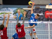 Der 24-jährige Kevin Saar (rechts) setzt im Spiel gegen Schönenwerd zum Smash an. (Bild: Roger Grütter, Luzern, 10. März 2019)