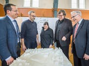 Stadtrat Urs Müller, Vorsteher Bau und Verkehr, die Architekten Christian Koller, Susann Kintat und Volker Bienert sowie Stadtrat Ruedi Huber, Vorsteher Werke, Freizeitanlagen und Sport, begutachten in der Konvikthalle das Modell des Siegerprojekts. (Bilder: Andrea Stalder)