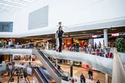 Freddy Nock zusammen mit seinem Sohn Leo (7) auf dem Hochseil in der Mall of Switzerland. (Bild: Manuela Jans-Koch (Ebikon, 8. November 2018))