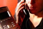 Die Zentralschweizer Polizeikorps warnen vor Telefonbetrügern, die sich als falsche Polizisten ausgeben. (Symbolbild: Luzerner Zeitung)