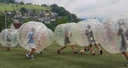 Schüler beim Bubble Soccer am Schulsporttag (Bild: Patricia Helfenstein-Burch (Sarnen, 8. Juni))