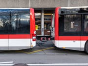 Kurven mühelos um Wittenbachs Kreisel: die neuen Anhänger-Busse der VBSG. (Bild: Thomas Hary)