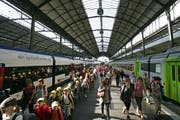 Eine Klasse auf Schulreise am Bahnhof Luzern. (Archivbild: Philipp Schmidli)