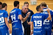 HC Kriens-Luzerns Trainer Goran Perkovac spricht während eines Time-Outs zu seiner Mannschaft in der Krauerhalle Kriens. (Bild: Philipp Schmidli)