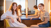 Livia und Aline Rohrer, Schwestern und Jungschauspielerinnen, im Werdenberger Kleintheater Fabriggli in Buchs. (Bild: Urs Bucher)