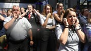 Ausdruck der Vertrauenskrise: Pfeifkonzert während einer Schweigeminute für den tödlich verunglückten Zugbegleiter. (Bild: Walter Bieri/Key (Zürich, 9. August 2019))