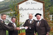 Das OK stösst mit einem Cheli auf das gelungene Fest an. Von links: Bruderschaftspräsident Beat Ming, Kassier Josef Imfeld, Schreiber Sepp Furrer und OK-Präsident Beat Schallberger.