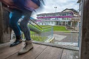 Das Kernser Stimmvolk lehnte eine Aufstockung des Schulhauses Dossen (im Hintergrund) ab. (Bild Christoph Riebli, 23. November 2016)