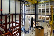 In Emmen gefertigte Raketenverschalungen von Ruag lagern in einer Halle in Zürich (Bild: Alessandro Della Bella / Keystone)