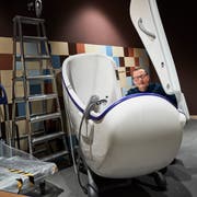 Bruno Ruegge, Geschäftsleiter der Stiftung Contenti, im hauseigenen Wellnessbereich. Dank der Seitentüre und dem Kran (oben links) können beeinträchtigte Personen in die Badewanne steigen. (Bild: Jakob Ineichen, Luzern 30. Oktober 2019)