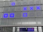 Die binäre Uhr ging Anfang Woche falsch: Sie zeigt im Bild 16.07 Uhr und 52 Sekunden an, auf der richtig gehenden analogen Uhr im Hintergrund ist es aber 9 Uhr. (Leserbild via «FM1Today»)