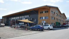 5. Mai: Die KMU-Unternehmen im neuen Gewerbe- und Energiepark im Felsenbachriet in Gams präsentieren die Vielfalt ihrer Tätigkeiten. Die Energie für Strom und Beheizung des grosszügigen Gewerbeparks wird vollständig durch die eigene Fotovoltaikanlage erzeugt.(Bild: Thomas Schwizer)