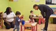 Präsident Macron besucht eine Kindertagesstätte in Gennevilliers nahe bei Paris. Bild: Michel Euler/Reuters (17. Oktober 2017)