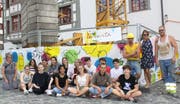 Christine Aebi, die GBS-Schülerinnen und Schüler, die Bauarbeiter und Astrid Kuhn (von links nach rechts) posieren vor dem fertigen Kunstwerk. (Bild: Miguel Lo Bartolo - 2. Juli 2019)