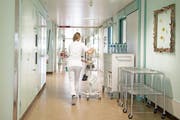 Eine Mitarbeiterin des Luzerner Kantonsspitals am Standort Wolhusen. (Bild: Corinne Glanzmann, 27. April 2017)