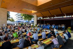 Zuhörer geniessen die Musik der Blaskapelle Albatros. (Bild: Philipp Schmidli (Weggis, 8. September 2018))