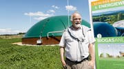 Markus Rohner, stellvertretender Geschäftsführer von Schloss Herdern, vor der Biogas-Anlage. (Bilder: Donato Caspari)