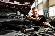 Josua Odermatt in der Garage Seeholzer, seinem Lehrbetrieb. (Bild: Jakob Ineichen (Nebikon, 10. Juli 2018)).