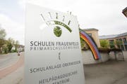 Die Primarschulbehörde will bei der Schulanlage eine grössere Landreserve kaufen. (Bild: Donato Caspari)