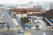 Das Tramhüsli am Centralplatz in Emmenbrücke. Links die Gerliswilstrasse, im Hintergrund die Viscosistadt. (Bild: Jakob Ineichen, 10. Oktober 2018)