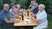 Besucherinnen und Besucher des 32. Brunnenfests verpflegen sich bei guter Stimmung mit einem Bier, einer Bratwurst oder Kaffee und Kuchen. (Bild: Christoph Heer)