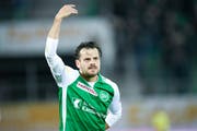 Tranquillo Barnetta verneigt sich vor dem Publikum nach einem herrlichen Tor gegen die Zürcher Grasshoppers im September 2018. (Bild: Ralph Ribi)