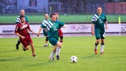 Eine Szene aus dem letztjährigen Derby: Alt Gemeinderat Hermann Lei ist im Frauenfelder Regen am Ball. (Bild: Andreas Taverner)